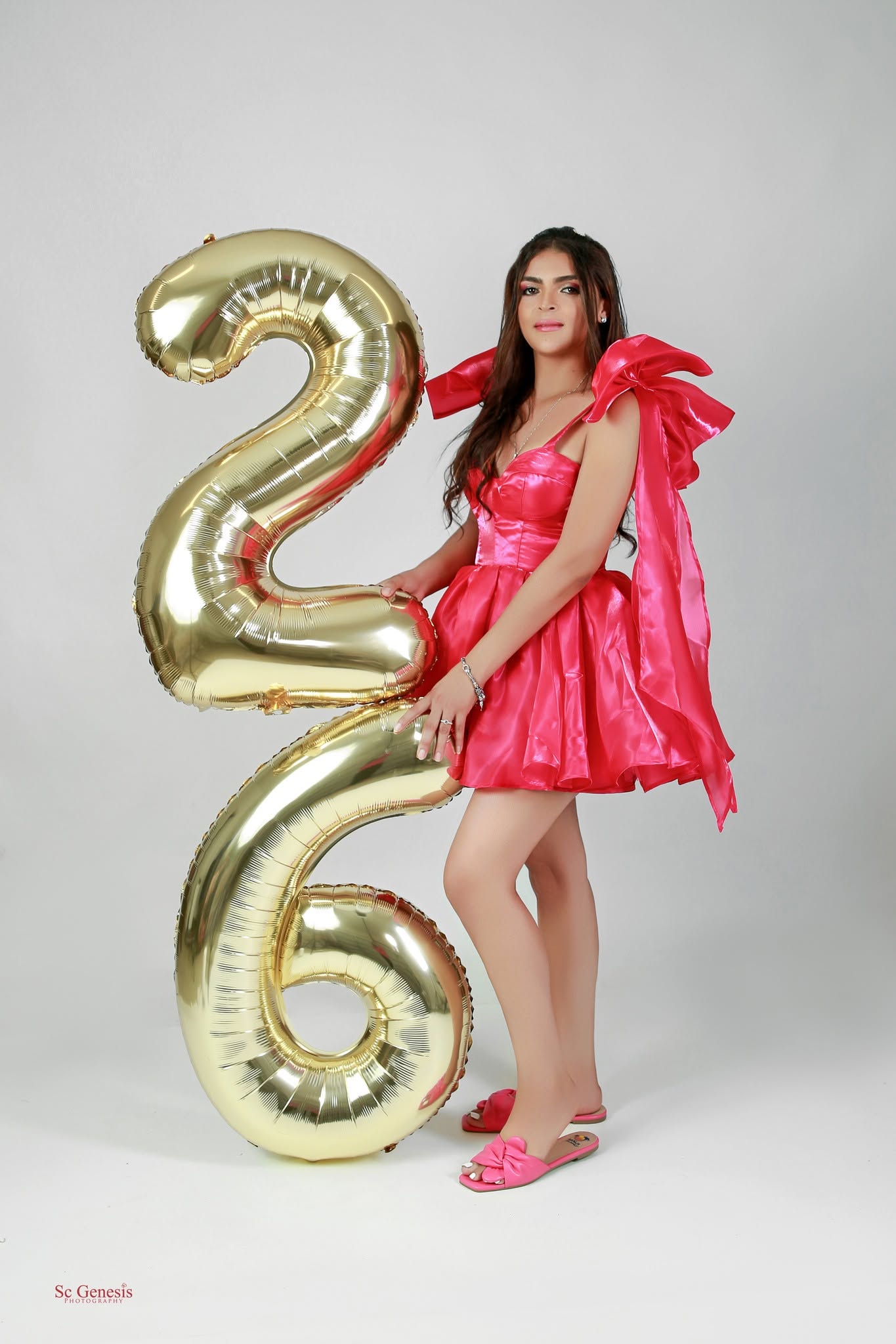 Retrato femenino de cumpleaños cuidadosamente editado