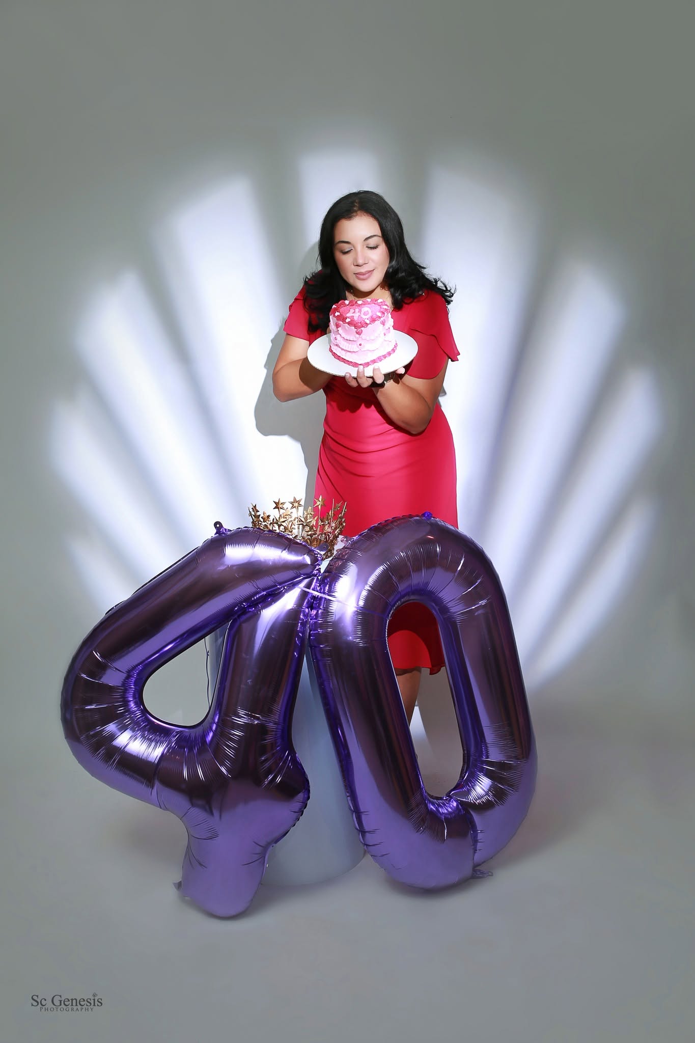 Mujer celebrando sus 40 años con pastel